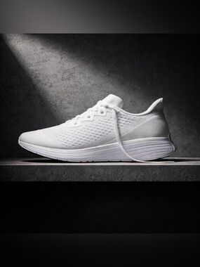 NWT Lane Eight Unisex Relay Trainer Athletic Tennis Shoe - White - Size W 9
